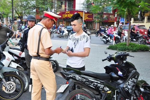 Sử dụng ô (dù) khi đi xe máy bị phạt bao nhiêu?