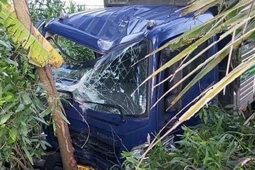 Xe tải tông gãy trụ điện rồi sụp bánh xuống mé mương nước