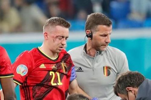 Hậu vệ tuyển Bỉ là cầu thủ đầu tiên chia tay Euro 2020 do vỡ hốc mắt