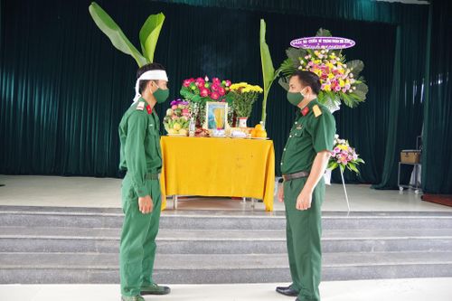 Nén nỗi đau mất cha khi đang chống dịch, chiến sĩ lập bàn thờ bái vọng từ đơn vị