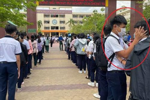 Đang xếp hàng chờ vào thi, nam sinh chỉ làm 1 hành động với bạn, nhận ngay 60.000 lượt like, ai nhìn cũng cười lăn