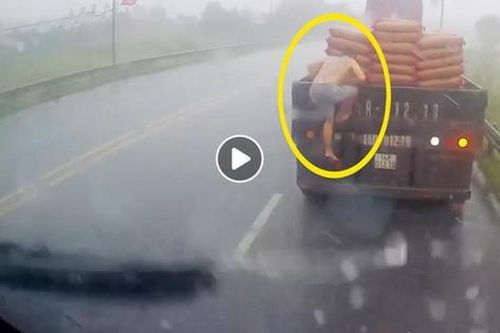 Tài xế xe đầu kéo nhận 'bão like' sau hành động bất ngờ giữa trời mưa tầm tã