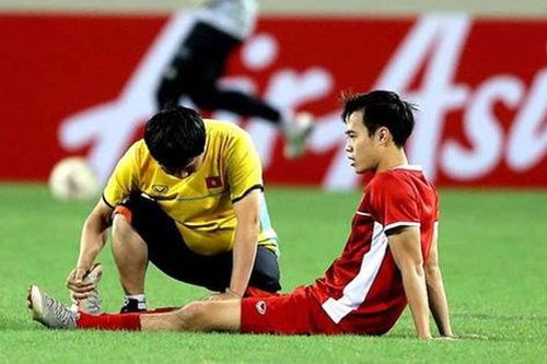 Tiền đạo Văn Toàn nói gì với gia đình về pha bóng bị cầu thủ Malaysia phạm lỗi trong vòng cấm?