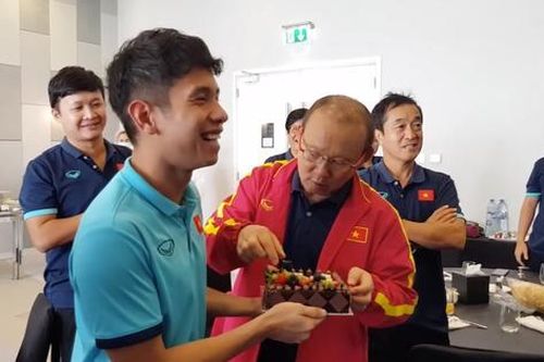 Thầy Park và hành động siêu 'lầy' trong tiệc sinh nhật của Hồng Duy khiến dân mạng cười bò