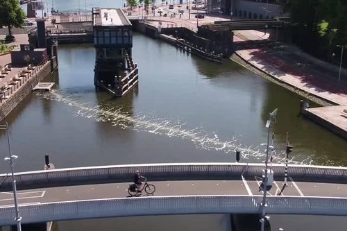 Rào chắn bong bóng 'bẫy' chất thải nhựa trên sông ở Amsterdam