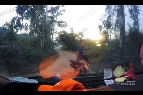Thanh niên cầm súng tự chế chĩa vào đầu xe ô tô