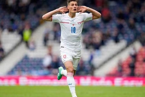 Schick tạo siêu phẩm từ giữa sân, Czech 'nhấn chìm' Scotland tại Hampden Park