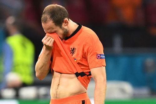 Daley Blind khóc khi rời sân sớm