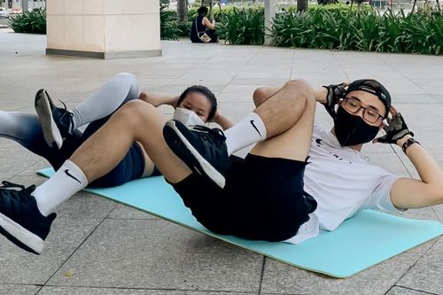 Giới trẻ ở TP.HCM tập luyện online khi phòng gym đóng cửa