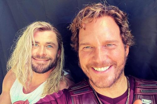 Lời chúc sinh nhật hài hước Chris Hemsworth dành cho Chris Evans