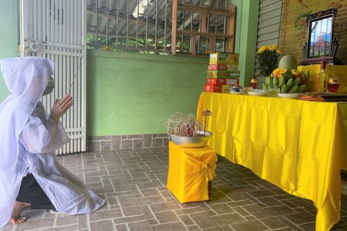 Nữ nhân viên y tế lập bàn thờ, chịu tang mẹ từ tâm dịch