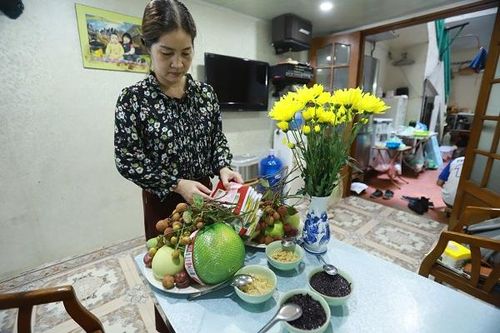 Người dân tất bật đi chợ, mua rượu nếp, bánh gio sửa soạn mâm lễ cúng Tết Đoan Ngọ