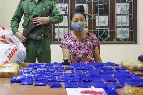 Bắt giữ người phụ nữ vận chuyển 12.000 viên ma túy tổng hợp giấu trong bao gạo