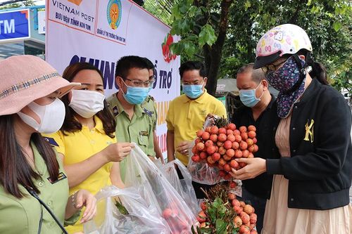 Tiêu thụ 10 tấn vải thiều Bắc Giang trong hai giờ