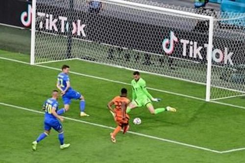 'Cơn lốc màu da cam' và màn rượt đuổi tỷ số kinh điển