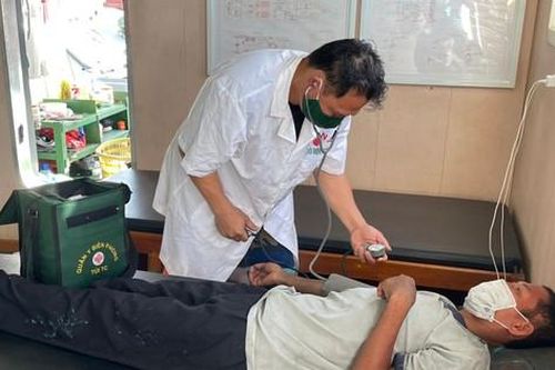 Cứu được 1 trong 2 ngư dân trôi dạt trên biển