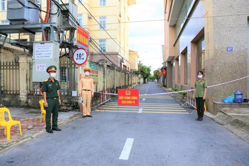 Thêm 5 ca dương tính Covid-19, Hà Tĩnh tạm dừng 'bộ phận một cửa'