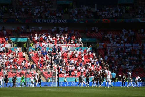 Cổ động viên nguy kịch khi ngã từ khán đài sân vận động Wembley