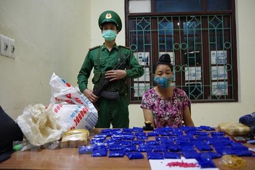 Bắt ''nữ quái'' giấu 12.000 viên ma túy trong bao tải gạo đi tiêu thụ