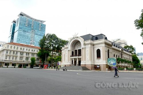 Đường TP. HCM vắng xe cộ, điểm tham quan thưa thớt bóng người sau những ngày giãn cách