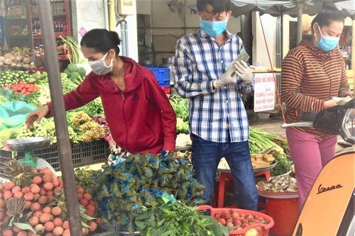TP. HCM: Người dân mua đồ cúng 'tết sâu bọ', gửi gắm nguyện vọng diệt Covid-19