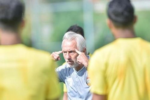 HLV UAE Bert van Marwijk lo học trò không xuống nổi mặt đất trận gặp Việt Nam