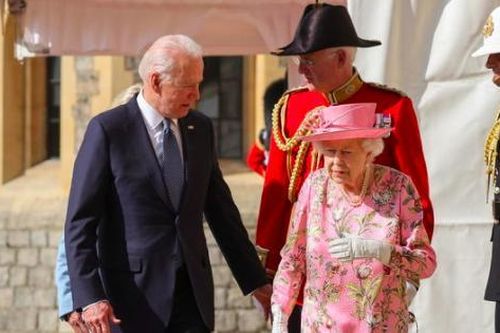 Nữ hoàng Anh khiến ông Biden nhớ về mẹ