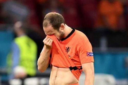 Ám ảnh vụ Eriksen, ngôi sao Hà Lan gắn máy khử rung tim bật khóc nức nở khi rời sân