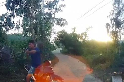 Người đàn ông bất ngờ chĩa súng tự chế vào tài xế ô tô