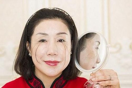 Người phụ nữ lập kỉ lục thế giới với lông mi dài 20cm