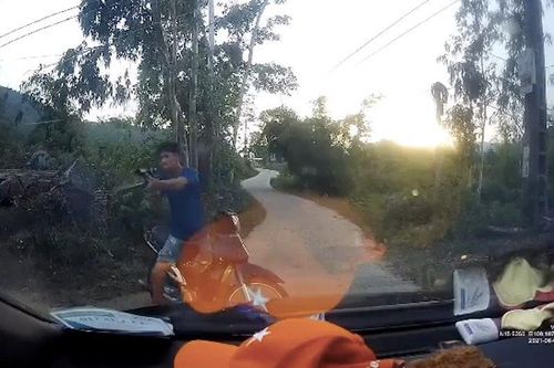 Làm rõ clip người đàn ông chặn đầu ô tô, dùng súng dọa bắn tài xế