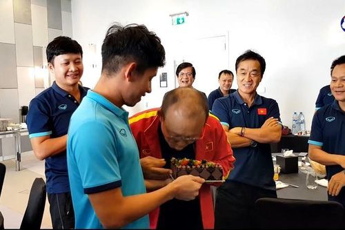 Thầy Park 'bày mưu' để học trò đánh úp Hồng Duy trong buổi sinh nhật