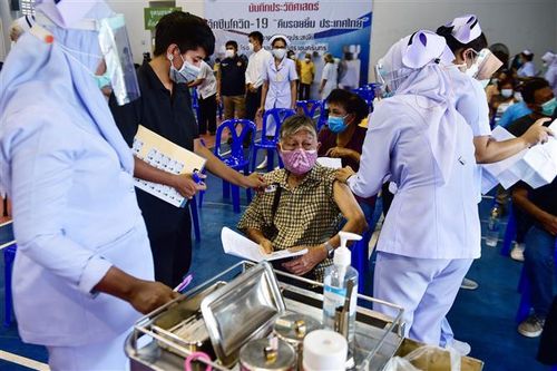 COVID-19 bùng phát tại các nhà máy, đe dọa xuất khẩu của Thái Lan