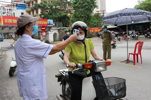 Tạm đình chỉ Chủ tịch xã ký giấy cho người dân đi chợ trong vùng dịch