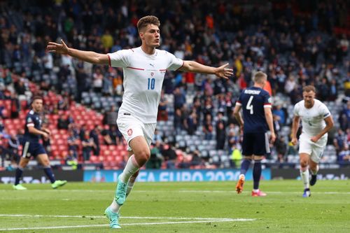 Schick lập siêu phẩm từ giữa sân, Séc khởi đầu hoàn hảo ở EURO 2020