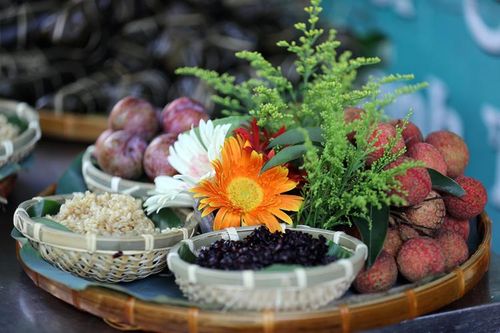Người Hà Nội tất bật mua rượu nếp, bánh gio, sắm lễ đón Tết Đoan Ngọ