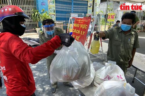 Sát khuẩn toàn bộ thực phẩm vận chuyển vào chung cư Ehome-3 ở TP Hồ Chí Minh