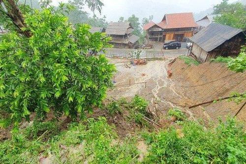 Mưa lớn làm sập nhà, người dân phải di tản tránh lũ