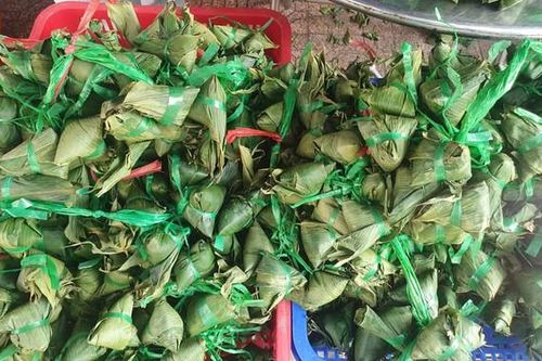 Hàng ngàn tấn thực phẩm về chợ Tết Đoan ngọ, hoa tươi, bánh ú tăng giá mạnh vẫn cháy hàng