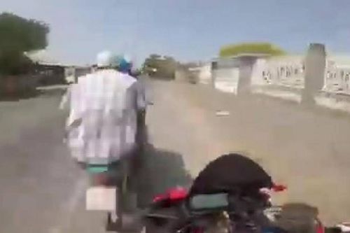 Mô tô đi tốc độ bàn thờ suýt gây tai nạn nghiêm trọng