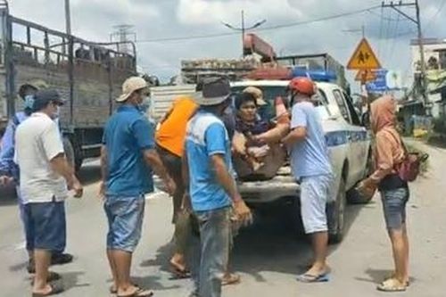 CSGT dùng xe đặc chủng đưa tài xế đi cấp cứu sau tai nạn