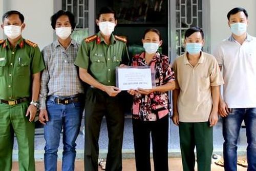 Trao 100 triệu đồng hỗ trợ Công an viên bị thương nặng khi truy bắt cướp