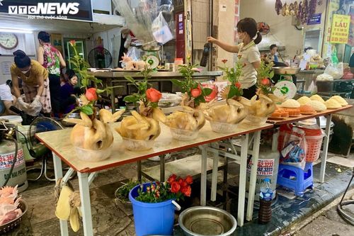 Người Hà Nội tất bật mua sắm đón Tết Đoan Ngọ