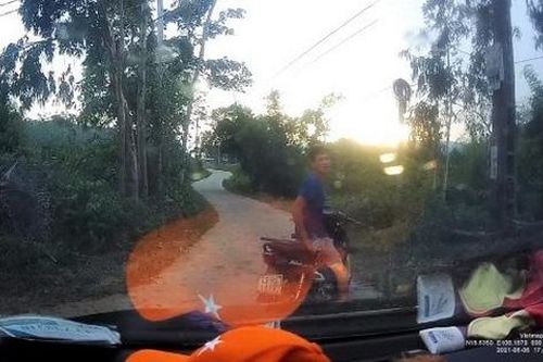 Lấy súng chĩa thẳng vào đầu xe ô tô sau vụ va chạm giao thông mặc tài xế liên tục xin lỗi