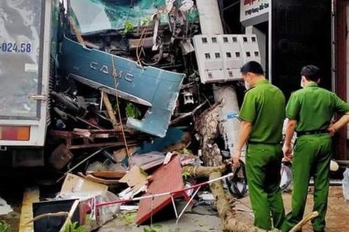 Thông tin mới vụ tài xế bẻ lái tông nát 13 xe máy để cứu 2 người