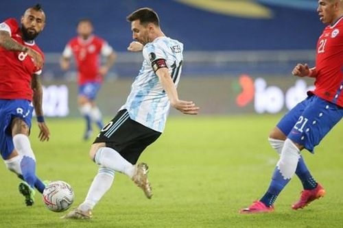 Pha đá phạt chuẩn từng Centimet của Messi trong trận Argentina - Chile