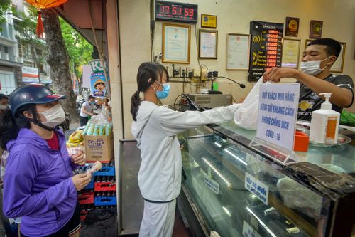 Hà Nội cần nới lỏng một số dịch vụ?