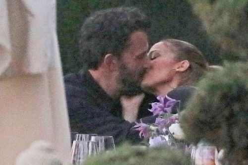 Ben Affleck hôn Jennifer Lopez