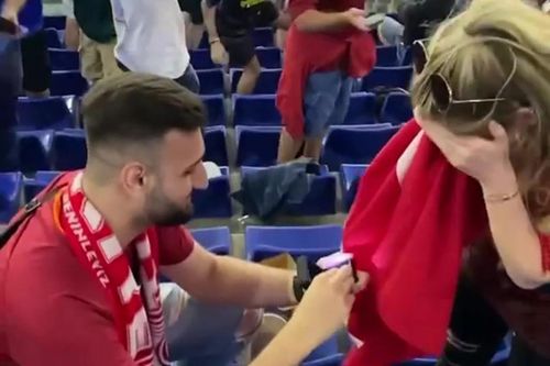 Fan Thổ Nhĩ Kỳ cầu hôn bạn gái trên khán đài Euro 2020