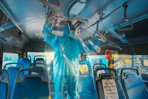 20 xe buýt chở gần 300 công nhân từ tâm dịch Bắc Giang về Hà Nội